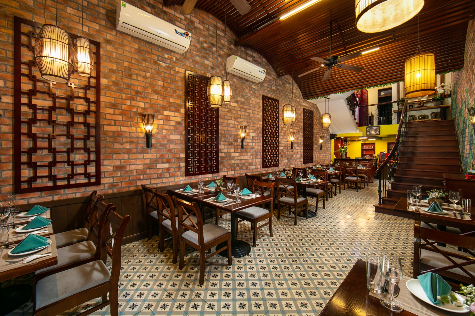 Dining room with hanging lanterns